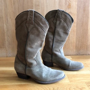 Cowboy boots - Jättefina och sköna mocka boots som jag köpt second hand men ser ut som de aldrig använts. Köparen står för frakt eller möts upp i sthlm.<3