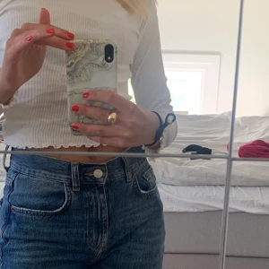 Tröja - Tröja från Gina gruvor i storlek xs. Väldigt fin och söt med volanger i kanterna. Kundern står för frakten men kan mötas upp i umeå🦋💓