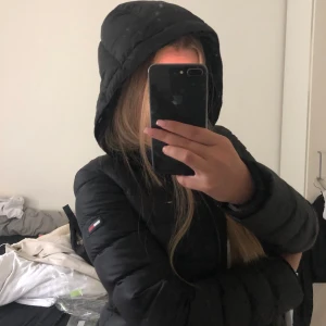 Tommy Hilfiger jacka  - Säljer min Hilfiger jacka som är i princip nyskick<3,nypris 2399kr 