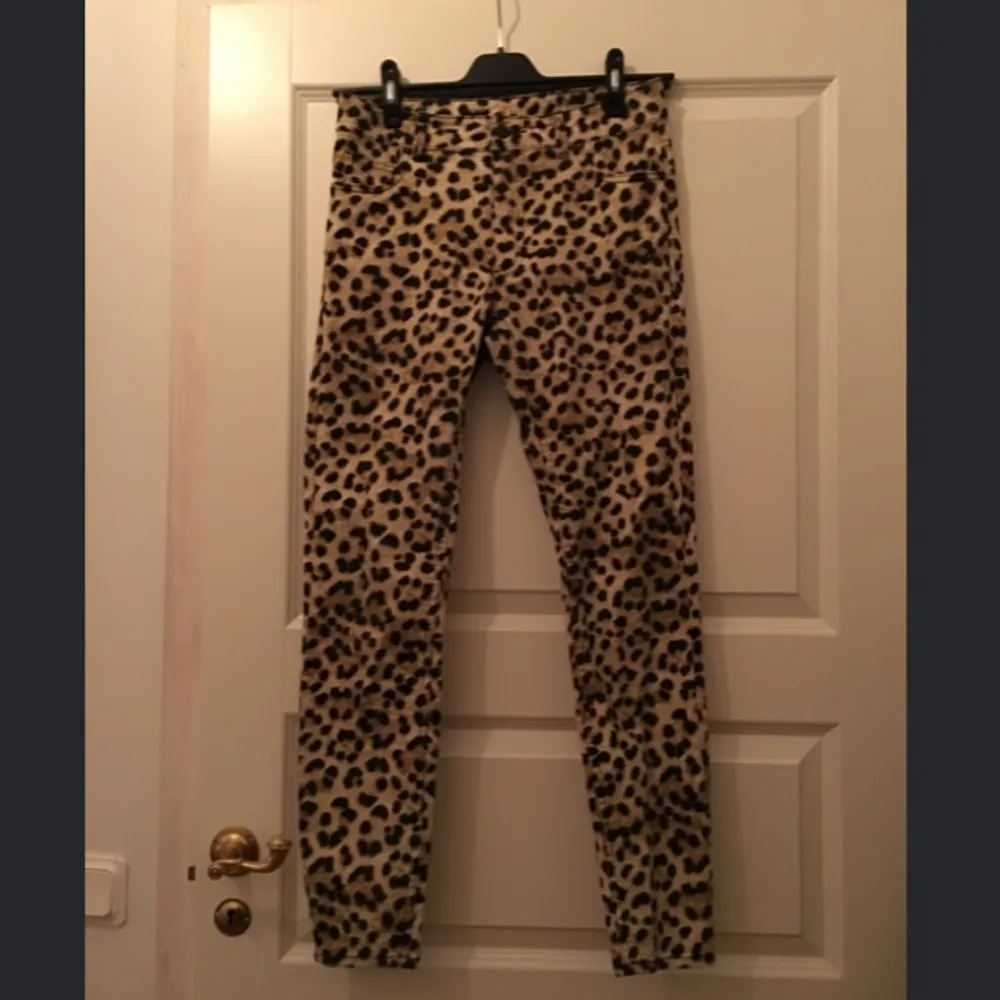 Leopardmönstrade jeans från Monki, använda två gånger. Jeansen slutar vid vristen och vid naveln på mig som är 170 cm lång. . Jeans & Byxor.