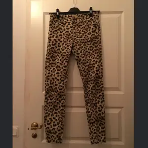 Leopardmönstrade jeans från Monki, använda två gånger. Jeansen slutar vid vristen och vid naveln på mig som är 170 cm lång. 