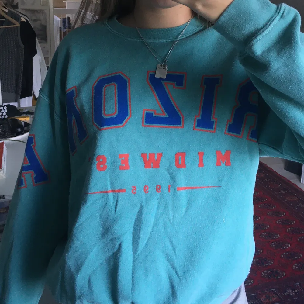 Fin oanvänd sweatshirt med trycket ”Arizona midwest 1995”. Sitter oversized på mig som oftast har S/M! Fraktkostnad tillkommer!:). Tröjor & Koftor.