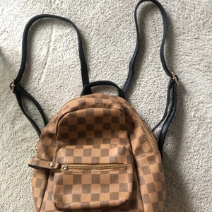 Liten Ryggsäck - Liten ryggsäck i LV liknande mönster, används 1 gång 