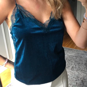 Velvet linne - Fin topp i kornblå/ turkos färg. Spetsdetaljer. Smala band och djup i ryggen. Storlek S. Material velvet 