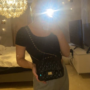 liten väska  - one size svart väska som jag använt en gång 🥰 frakten ingår i priset