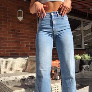 Dunder sköna jeans från Zara, populär modell! Sitter superskönt och snyggt både fram och bak:)) på mig (170cm) går dom till ankeln. Näst intill oanvända, storlek 34 men passar även 36