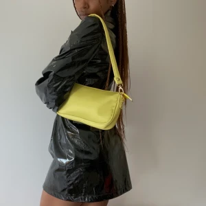 skjortklänning i lack med ballongärm - v edgy skjortklänning, använd 1 gång på instagram, korsettig midja och ballongärmar 