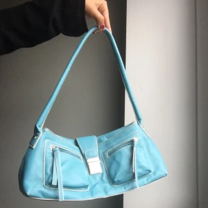 Juno väska  - Superfin ljusblå axelväska, gott skick.                                  +frakt 63 kr, kan möjligtvis mötas upp i Stockholm.