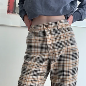 Byxor - Monki - Rutiga byxor från Monki. Relativt välanvända och tyget har blivit lite noppigt. Slutar en bit ovanför hälen på mig som är 179 cm. 🦋 Köpare betalar frakt.