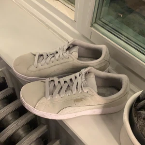 Puma plattforms  - Gråa puma skor i storlek 39, bra skick, använda ett fåtal gånger. 