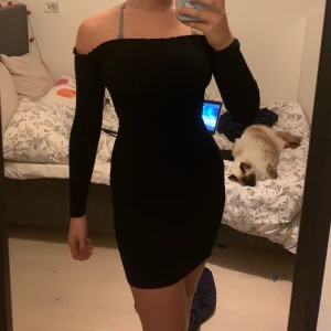 Svart Klänning - Snygg tight svart off shoulder klänning. Sitter jätte fint på och har en perfekt längd (jag är 175cm). Köparen står för frakten😽
