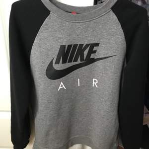 Säljer min supermysiga Nike sweatshirt, då den tyvärr inte längre kommer till användning✨ Sparsamt använd, så därför i bra skick✨ På mig som oftast är xs sitter den rätt oversized, men det är bara nice✨ vill gärna få den såld rätt snart, så skriv om du skulle vilja köpa eller om du har några frågor m.m.✨✨150kr + frakt 