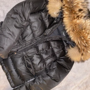 Rock and blue vinterjacka - Säljer min vinter jacka med äkta päls. Den ser helt ny ut och är väldigt varm. Svart färg jag storlek XS men passar som S också.