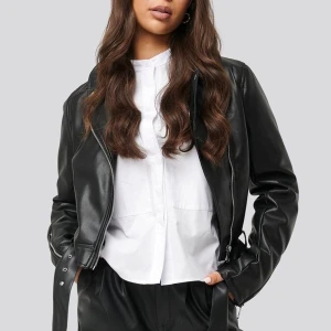 Skinnjacka  - Säljer min fina skinnjacka från NAKD. Köpt för ca 5-6 månader sedan, väldigt fint skick då den ser som ny ut. Säljer pga att jag inte finner någon användning då jag är ute efter en annan jacka. Buda!!!