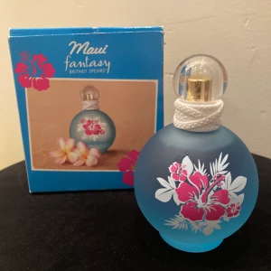 Britney Spears parfym  - Säljer en Britney Spears parfym. Den är näst intill oanvänd. Ny pris 260kr