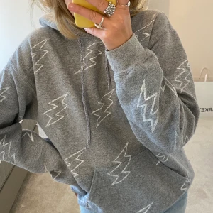 Hoodie med blixtar - Grå hoodie med vita blixtar, stolek s!!