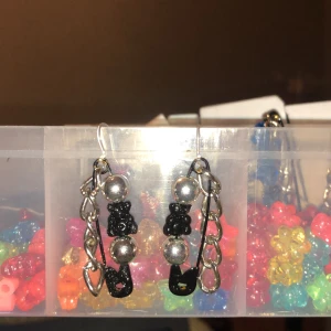 svarta örhängen!! - svarta jättesöta handgjorda örhängen med kedja⛓ frakt tillkommer på 11kr<3 betalning sker via swish