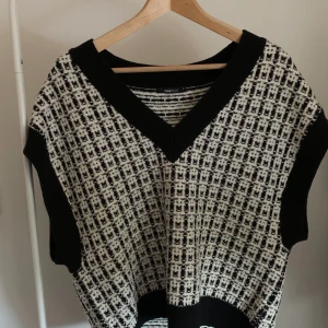 Gina Tricot Väst! - Jättefin populär väst från gina tricot! Säljer pga att jag inte fått användning för den, endast använd en gång innan💕💕 Är många intresserade blir det budgivning! HÖGSTA BUD: 350kr
