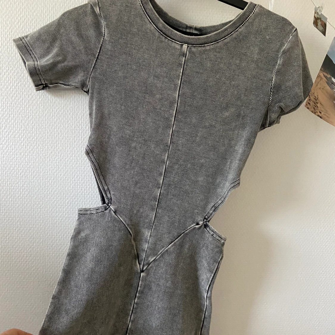 Unik grå klänning med cut out i midjan