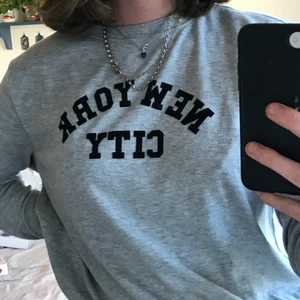 Grå långärmad🤍 - Grå långärmad tröja med tryck på. Helt i nyskick!🤍🤍