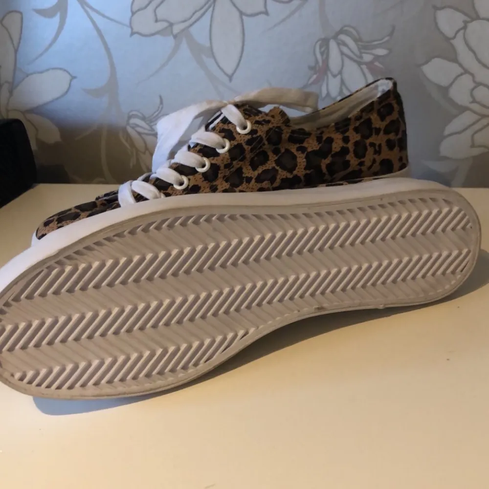Leopardmönstrade skor ifrån Duffy med liten platå. Oanvända, endast provade. Köpare står för frakt, ansvarar inte för postens slarv. Katt finns i hemmet! 🐈. Skor.