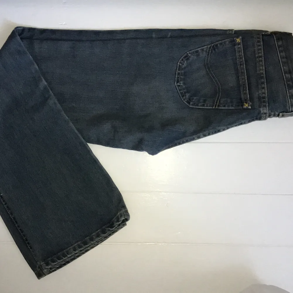 Säljer mina snygga Lee jeans i storlek XS/S. Dem är använda endast en gång och är därav i näst intill nya. Inga slitningar eller hål. Byxorna är raka i benen. Skulle passa någon som är ca 165 eller längre, då de är långa i benen. ❤️ köparen betalar frakt. . Jeans & Byxor.