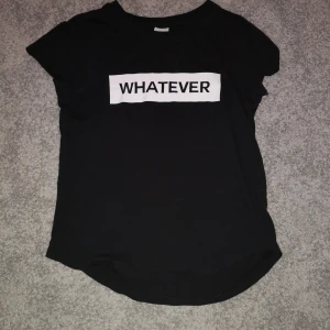 Svart T-shirt från gina tricot  - Skön, töjbar, använd få ggr