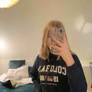  - Jätteskön marinblå hoodie från Gina. Ganska använd men märks inte av och är fortfarande väldigt skön. Pris kan som alltid diskuteras 🥰 frakt tillkommer 