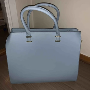  - superfin väska från h&m. ser mindre ut på bild? bra storlek för t.ex skolväska, men passar ju himla bra till himla mycket annat med. sparsamt använd i gott skick!