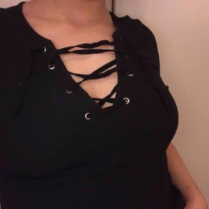  - Ribbad t-shirt med snörning, super fin och basic så passar till mycket, används aldrig tyvärr❤️ 30kr