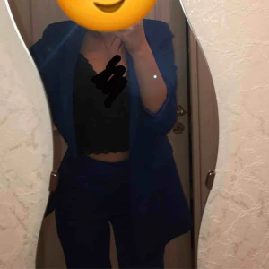  - Säljer ett jättefint kostym set, den är tyvärr för stor för mig, färgen är lite mörkare blå, de sitter jätte fint på, aldrig använt de förutom när jag tog bilden, möts upp i Göteborg eller står köparen för frakt 