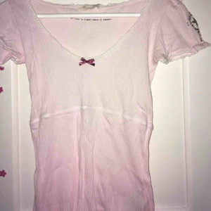  - En ljusrosa topp från Odd Molly. Använd en gång och har sedan dess bara legat i garderoben. Som ny, men behövs strykas till lite bara! 😊 • Köparen står för frakt
