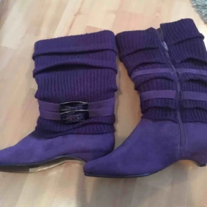  - Höga skor i Storlek 35. Oanvända! • Köparen står för frakt!