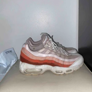  - Nike Air Max 95  Storlek 38  Använt några gånger  Kommer såklart rengöra innan jag skickar 