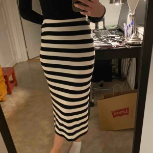  - En vit och svart randig kjol som även går att använda som klänning🤍🖤