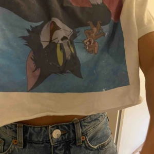  - Avklippta tom & jerry tröja från pull & bear 💙. betalsätt: swish (frakten är gratis! 😊)