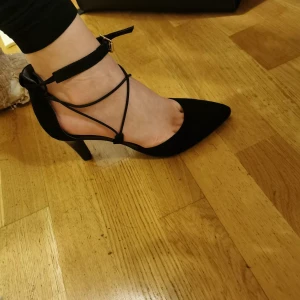 Endast testade klackskor  - Klackskor med snörning storlek 37, endast testade. 