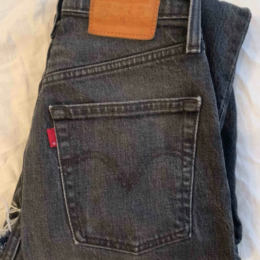 Säljer mina högmidjade as snyggt croppade Levi’s jeans då dem har blivit lite små. Skit snygga och as sköna, lite ledsen att dem är små faktiskt. Köparen står för eventuell fraktkostnad . Jeans & Byxor.