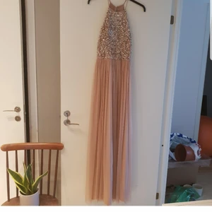 "Maya dress" från asos - Säljer min klänning från asos, använd endast en gång på ett bröllop. Strl UK10 vilket motsvarar strl 38. Perfekt som balklänning tex :) nypris 1200. Slutsåld på asos. Köparen står för frakten, betalning via swish