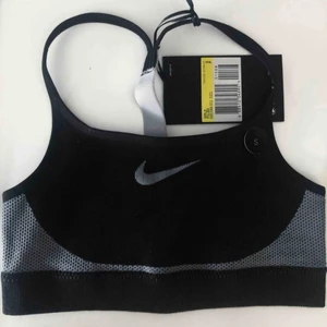 Bh - Snygg sporttopp. Oanvänd! Storlek S (barnstorlek). Köpare står för frakt. 💗💗Betalning sker ENDAST med SWISH! TRYCK INTE KÖP NU!