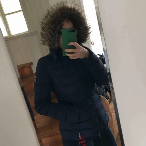  - Detta är en äkta hilfiger jacka som är fodrad!  Jag har själv använt den väl med den är i ett oroligt bra skick. Köpte jackan för ett två år sedan på Hilfiger butiken i NK, och hoppas att jackan kommer till användning hos någon annan:) 