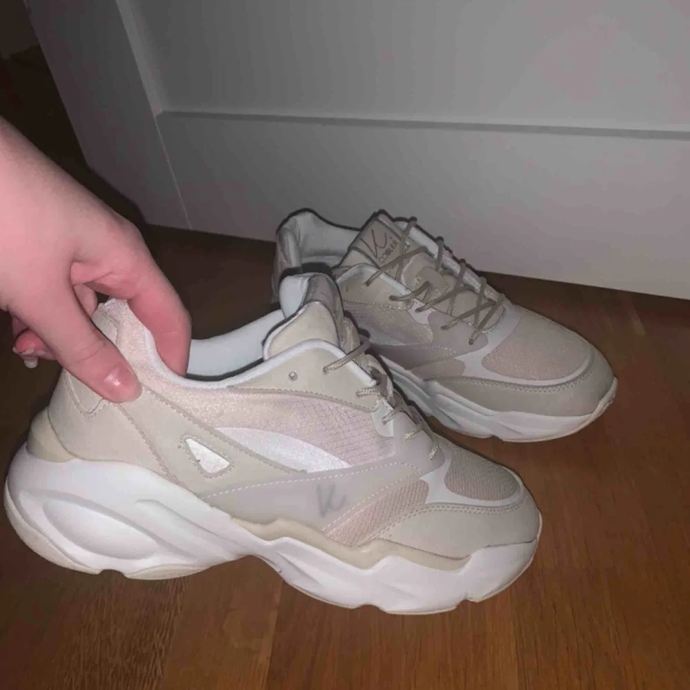 Beiga sneakers i strl 40 vilket jag vanligtvis har i skor, men dessa var för små för mig så skulle rekommendera dem till någon med en lite mindre storlek. använda en gång 💕💞💓. Skor.