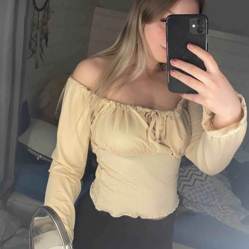 Beige topp köpt på Boohoo🥰 Aldrig använd och lappen är kvar! Storlek S men passar fler storlekar då den är knytbar. . Toppar.