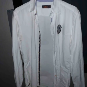  - Skjortor från Morris och ralphlauren, stilrena och inga skador/fläckar alls. Inte använd mycket alls. Kan fraktas mot kostnad.