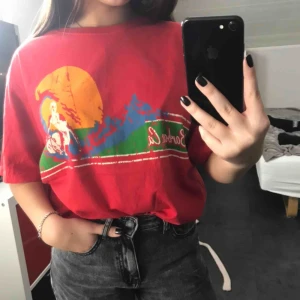  - Röd t-shirt med coolt tryck!🤩 glömt vart den är köpt. Frakt tillkommer✨