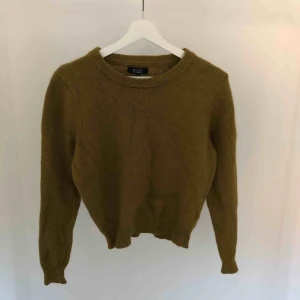  - jätteskön stickad tröja från Bik Bok. den ”fäller” en del men är annars i fint skick. längd 54 cm (mätt från axelsömmen). spårbar frakt inkluderad i priset 🥰