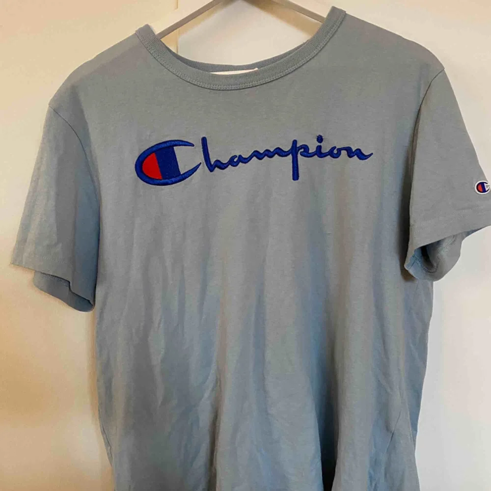 Champion tröja i Strl M, i:et lite upprivet. T-shirts.