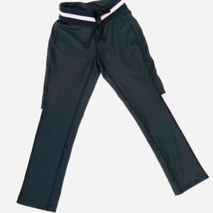  - Sköna "korta" träningsbyxor . Aldrig använda. Små i storleken. Kan hämtas i solna/vasastan eller skickas emot porto