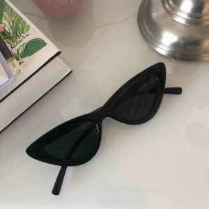  - Svarta cateye solglasögon från zara, snygga!   