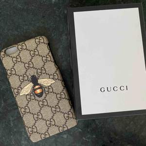Gucci mobilskal köpt i deras egna butik i Sthlm, säljer då det är fel modell. Perfekt att ge i 🎁 Skalet är helt nytt och aldrig använt, lådan tillkommer. Ordinarie pris är 2300kr 